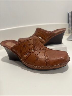 Clarks Artisan Brown Leather Wedge Clog Mules 278